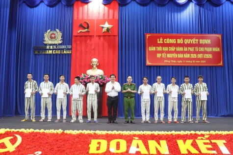 Trại giam Cao Lãnh công bố Quyết định giảm thời hạn chấp hành án phạt tù cho 563 phạm nhân