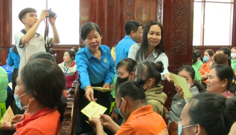 Trao 466 suất quà “Tết sum vầy - Xuân ơn Đảng” cho đoàn viên, người lao động xã Bình Thành