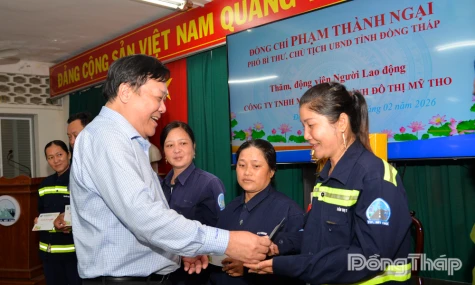 Provincial Chairman Pham Thanh Ngai pays Tet visits to local units