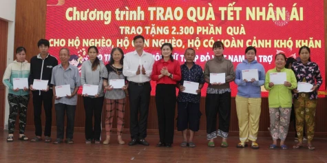 Chủ tịch Trung ương Hội Chữ thập đỏ Việt Nam Đỗ Thị Thu Thảo tặng quà tết tại tỉnh Đồng Tháp