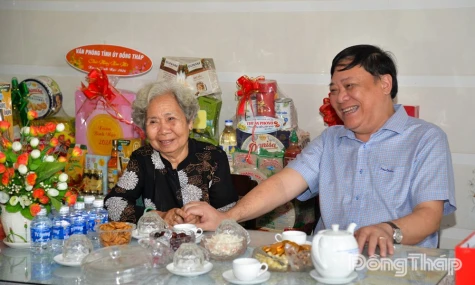 Đồng chí Phạm Thành Ngại thăm, chúc tết gia đình nguyên lãnh đạo tỉnh