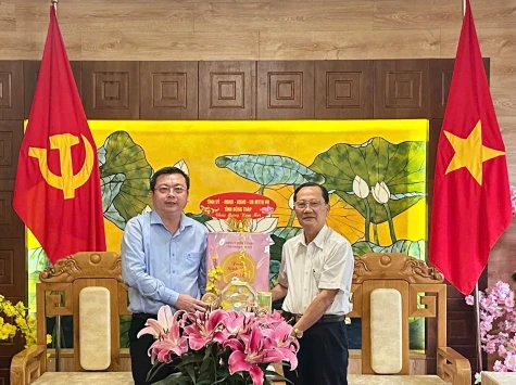 Đồng chí Phan Văn Thương thăm, chúc tết Đảng ủy phường An Bình