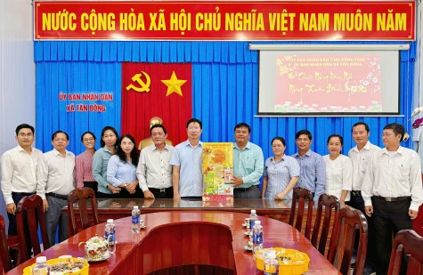Đồng chí Huỳnh Minh Tuấn thăm, chúc tết Ủy ban nhân dân xã Tân Đông
