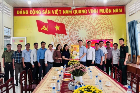 Lãnh đạo UBND tỉnh thăm và chúc Tết tại xã Mỹ Hiệp