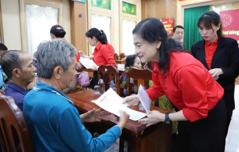 Trung ương Hội Chữ thập đỏ Việt Nam tặng 2.300 phần quà “Tết nhân ái” cho người có hoàn cảnh khó khăn