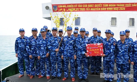 The Coast Guard Region 3 Command Visits and Extends Lunar New Year Greetings to Forces on Duty in the Truong Sa Waters