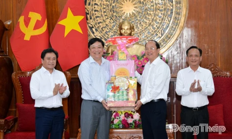Đoàn công tác Tỉnh ủy Đồng Tháp thăm, chúc Tết Tỉnh ủy Cà Mau