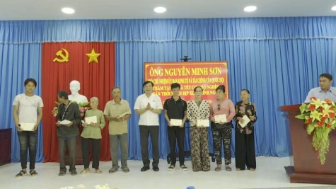 Phó Chủ nhiệm Ủy ban Kinh tế và Tài chính của Quốc hội tặng 20 phần quà tết cho hộ gia đình có hoàn cảnh khó khăn tại xã Tân Thới