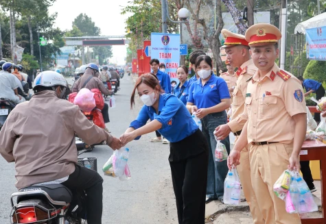 “Trạm dừng chân nghĩa tình” xuân Bính Ngọ tại xã Tháp Mười