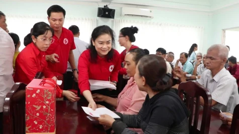 Chủ tịch Trung ương Hội Chữ thập đỏ Việt Nam trao tặng 130 suất quà "Tết nhân ái" tại xã Mỹ Thọ