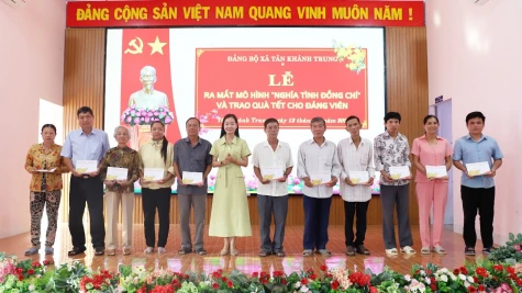 Đảng ủy xã Tân Khánh Trung ra mắt mô hình “Nghĩa tình đồng chí”