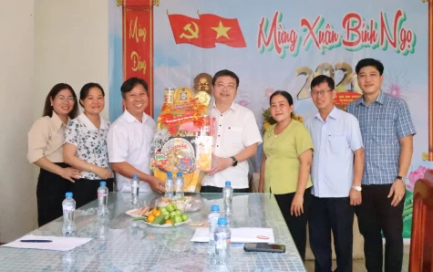 Đồng chí Phan Văn Thương thăm, chúc tết Đảng ủy xã Mỹ Quí