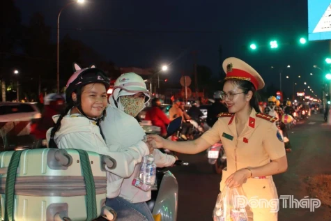 "Trạm dừng chân nghĩa tình": 40 ngàn chai nước phục vụ người dân về quê đón Tết