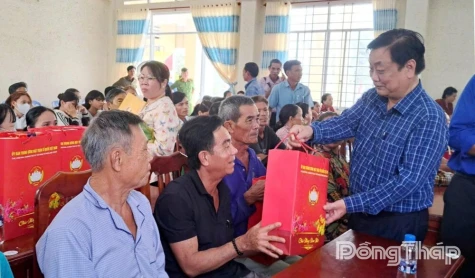 National Assembly Vice Chairman Le Minh Hoan Presents Lunar New Year Gifts in Dong Thap