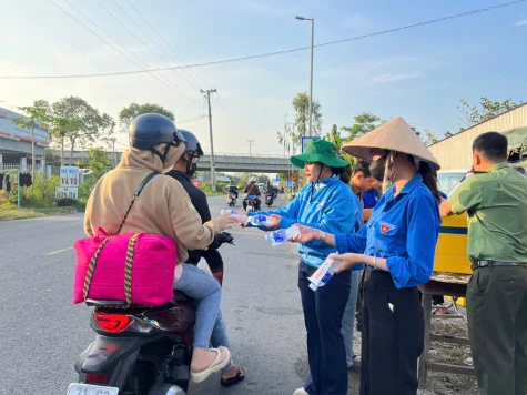 Trạm dừng chân nghĩa tình xã Mỹ An Hưng hỗ trợ bà con về quê đón tết