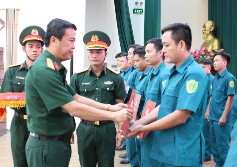 Đảng ủy Quân sự tỉnh Đồng Tháp: Công bố, trao Quyết định gọi sĩ quan dự bị vào phục vụ tại ngũ và tuyển dụng quân nhân chuyên nghiệp