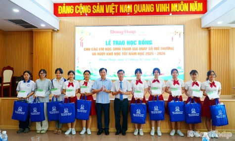 Trao 10 suất học bổng cho học sinh có hoàn cảnh khó khăn học tốt