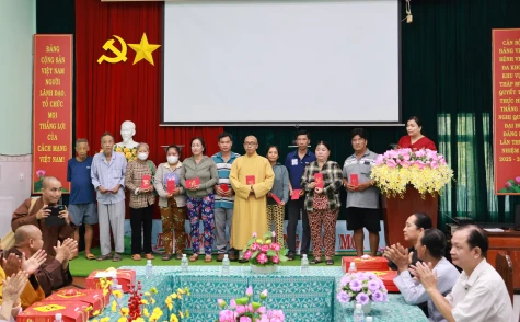 Xã Tháp Mười: Trao tặng 80 suất quà tết cho bệnh nhân có hoàn cảnh khó khăn