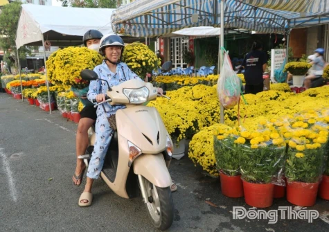 Locals Rush to Bring Spring Home