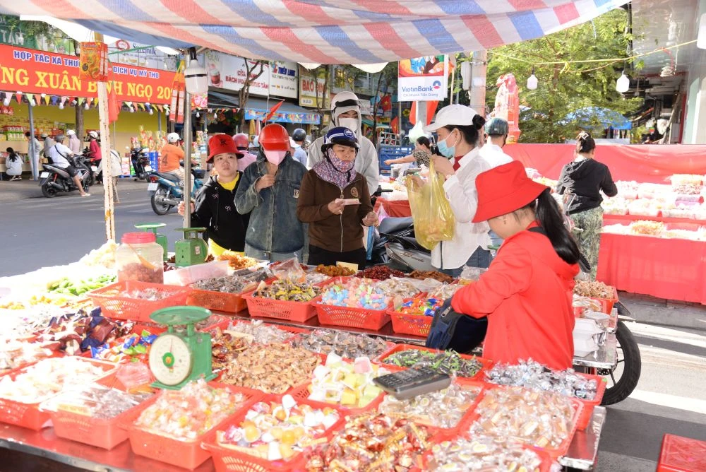 Bánh mứt, trái cây, hoa chưng tết hút hàng giờ cuối