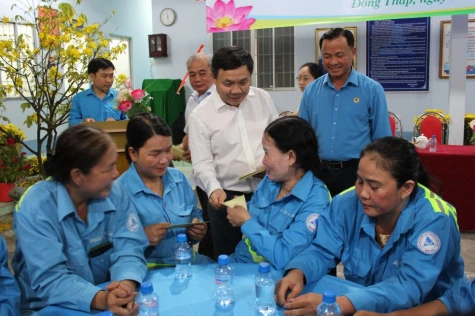 Lãnh đạo tỉnh Đồng Tháp thăm, tặng quà người lao động làm việc trong đêm giao thừa