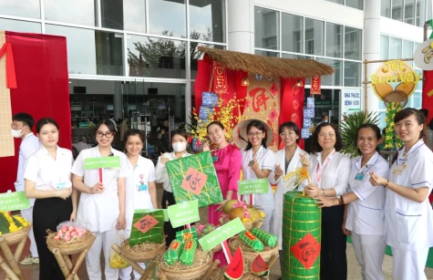 Tết bệnh viện:  Khi "ngọn lửa trái tim" thắp lên niềm tin