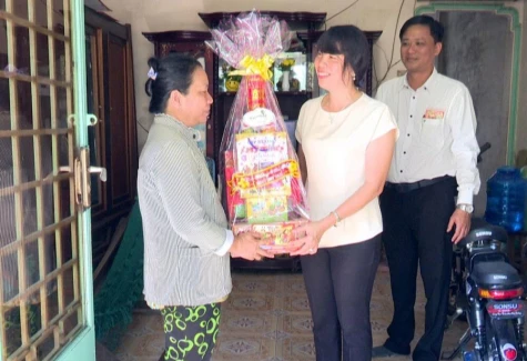 Lãnh đạo phường Mỹ Phong thăm, chúc tết gia đình chính sách, hộ khó khăn và nông dân trồng hoa