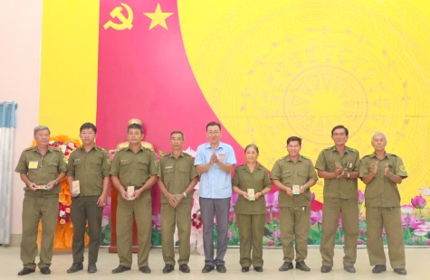 Phường Hồng Ngự: Trao quà tết cho lực lượng tham gia bảo vệ an ninh, trật tự ở cơ sở