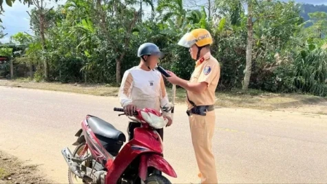 10 giờ ngày 17-2, cảnh sát giao thông toàn quốc ra quân kiểm tra nồng độ cồn