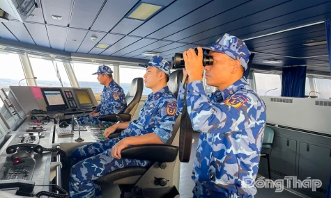 Vững tay súng, giữ biển trời Tổ quốc ngày xuân