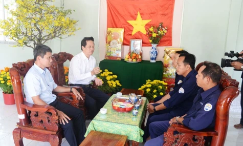 Phó Chủ tịch UBND tỉnh Đồng Tháp Nguyễn Thành Diệu kiểm tra tại Cống Xuân Hòa