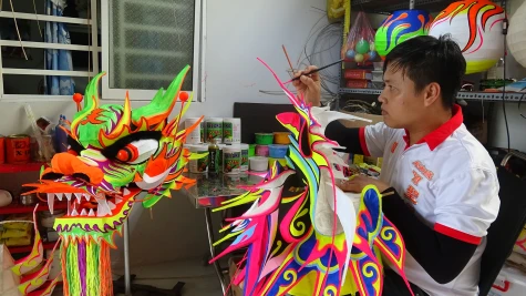 Người “thổi hồn” vào linh vật Lân sư rồng vươn tầm thế giới