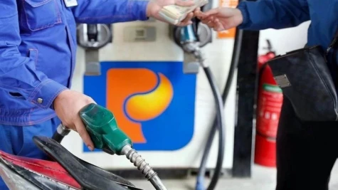 Giá xăng giảm trong phiên điều chỉnh đầu năm mới, RON95-III có giá 19.152 đồng mỗi lít