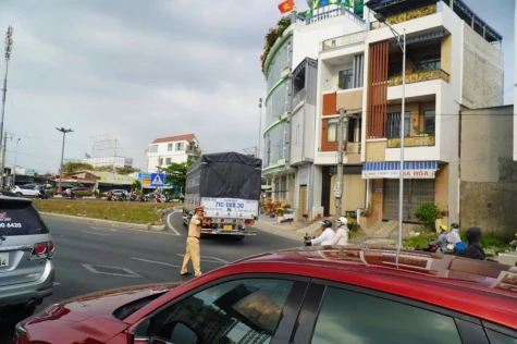 Mùng 5 Tết: Quốc lộ 1 quá tải, Cảnh sát giao thông nỗ lực điều tiết giao thông