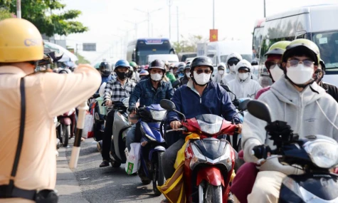 Mùng 6 Tết, lượng phương tiện lưu thông tăng đột biến, ùn ứ trên Quốc lộ 1