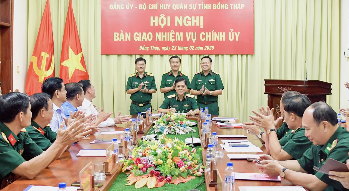 Bàn giao nhiệm vụ Chính ủy Bộ Chỉ huy Quân sự tỉnh Đồng Tháp
