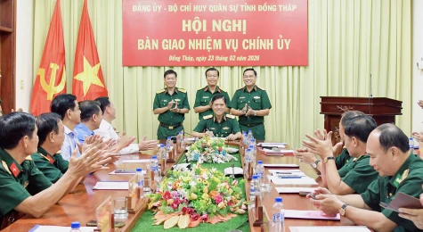 Bàn giao nhiệm vụ Chính ủy Bộ Chỉ huy Quân sự tỉnh Đồng Tháp