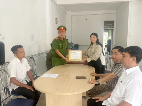 Phú Hựu: Khen thưởng Công an xã bắt giữ đối tượng cướp giật tài sản