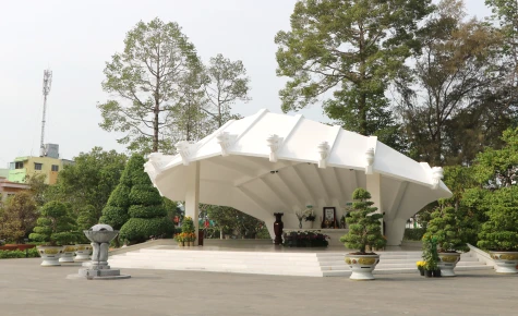 Tăng cường chăm sóc cảnh quan tại Di tích quốc gia đặc biệt Mộ cụ Phó bảng Nguyễn Sinh Sắc