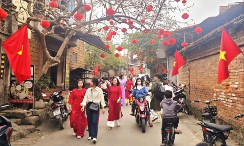 Tổ quốc quanh ta