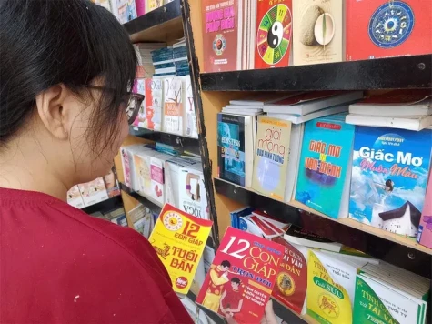 Bói toán đầu xuân - vòng lặp đầy âu lo