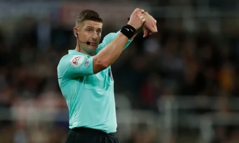 Nạn câu giờ trong bóng đá sắp bị triệt tiêu