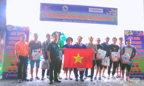 Tặng 1.000 cờ Tổ quốc cho tàu cá ra khơi đầu năm