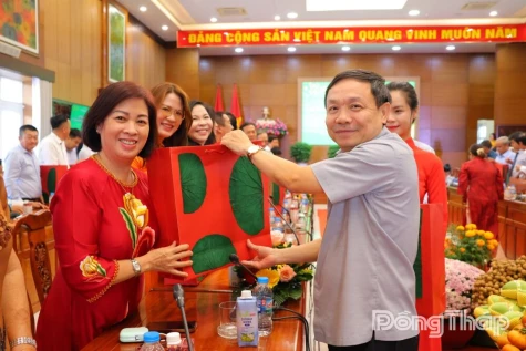 The Dong Thap Provincial People’s Committee held a 2026 gathering with local businesses and outstanding young entrepreneurs.
