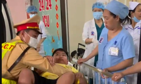 Cảnh sát giao thông dẫn đường đưa bé trai bị ngã chấn thương vào bệnh viện