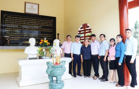 Bia tưởng niệm hai nữ Anh hùng Lực lượng vũ trang, liệt sĩ ngành Y tế - Địa chỉ đỏ giáo dục lòng yêu nước