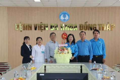 Đồng Tháp: Các cấp Công đoàn thăm, chúc mừng ngành Y nhân Ngày Thầy thuốc Việt Nam