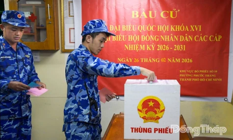Tổ chức bầu cử sớm trên biển cho cán bộ, chiến sĩ Tàu CSB 6008