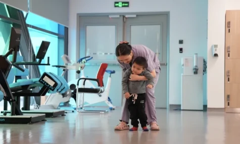 Bệnh viện từng trả về, bé trai sống thực vật đi lại được sau 3 tháng