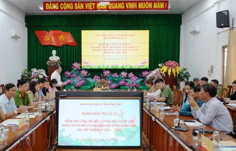 Thiếu tướng Lâm Phước Nguyên kiểm tra công tác bầu cử tại đơn vị bầu cử số 11 và 12